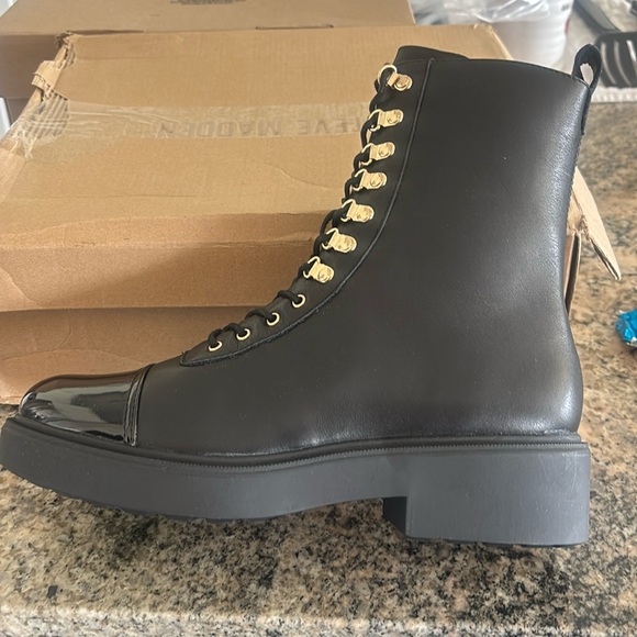 NWB Women’s Steve Madden Black leather lace up zipper boots. Size 9 - Picture 2 of 4